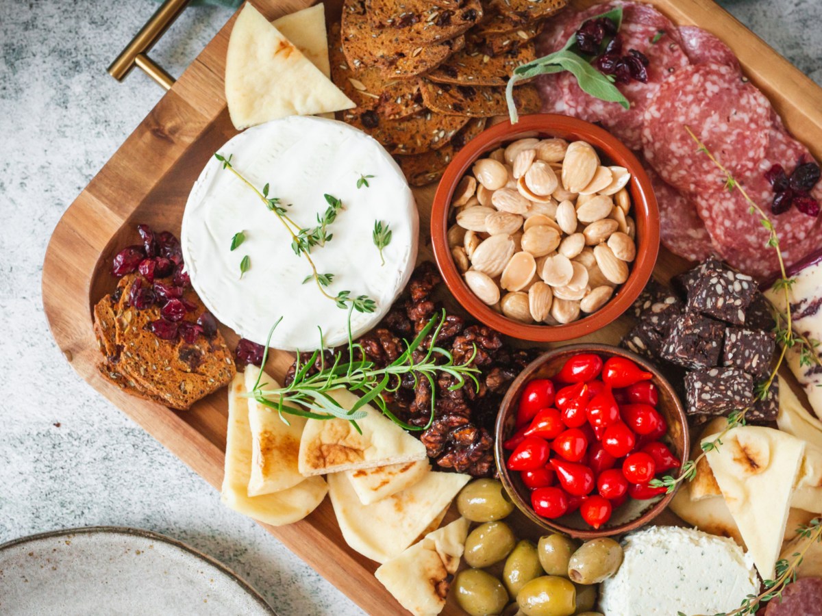 Charcuterie Board mit Wurst, Nüssen und Käse