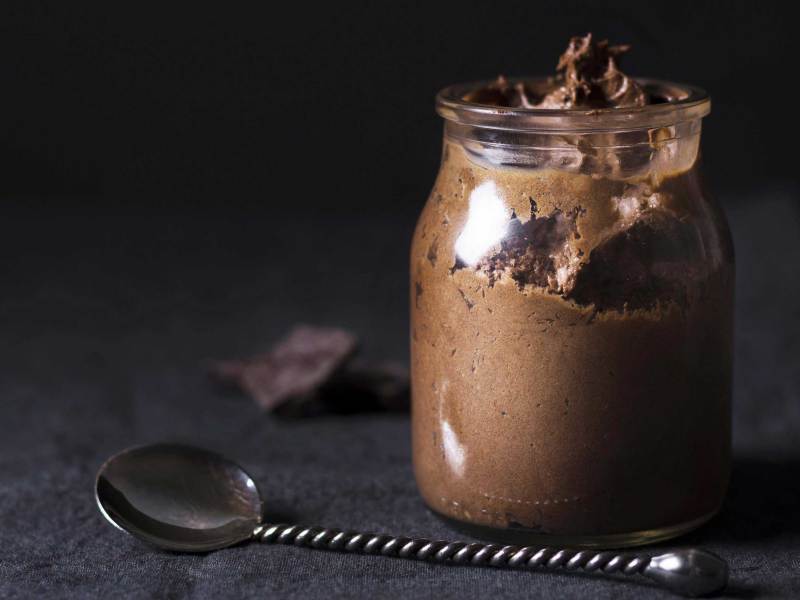 Nahaufnahme köstliche Mousse au Chocolat, bereit zum Servieren