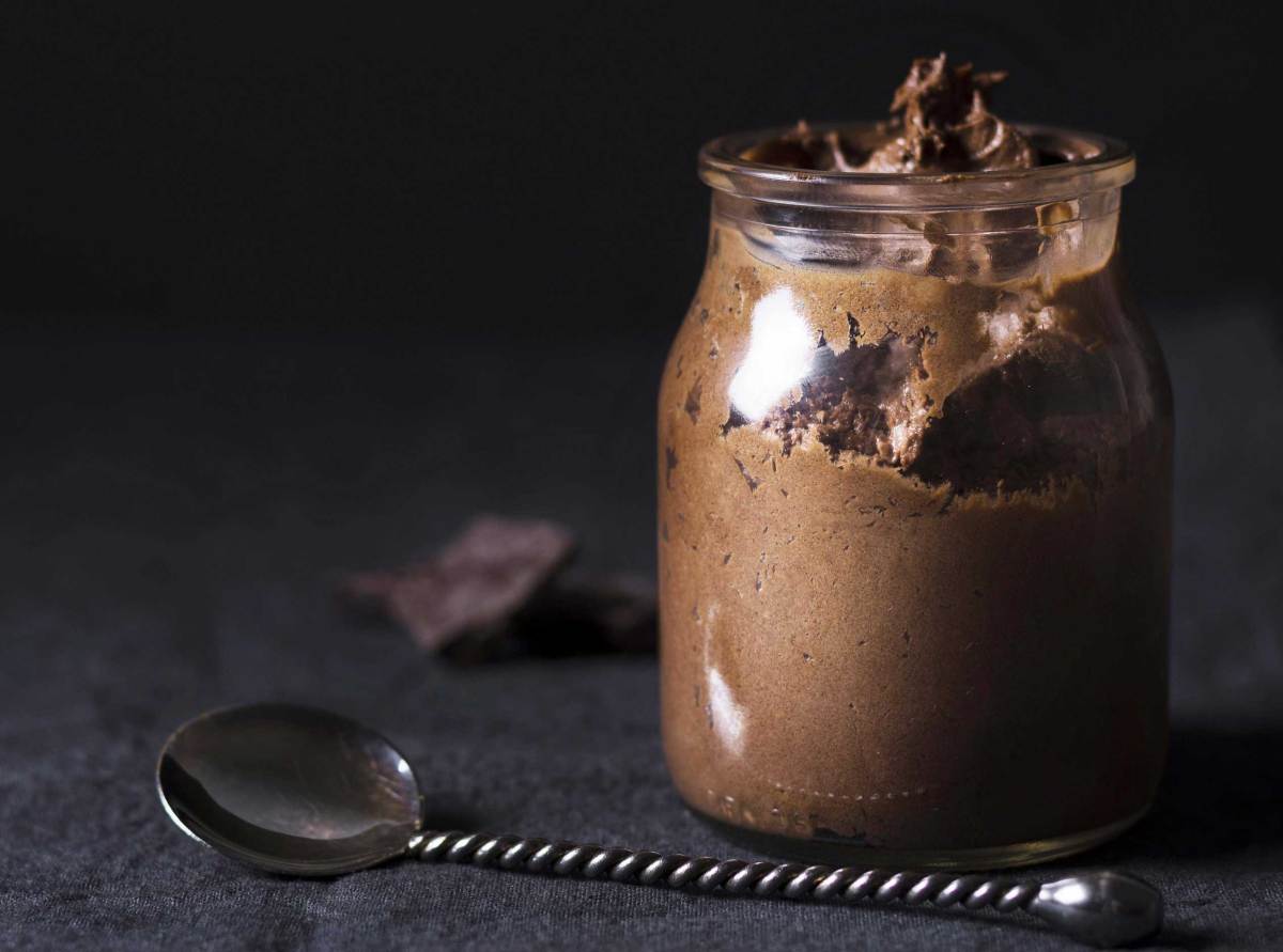 Nahaufnahme köstliche Mousse au Chocolat, bereit zum Servieren