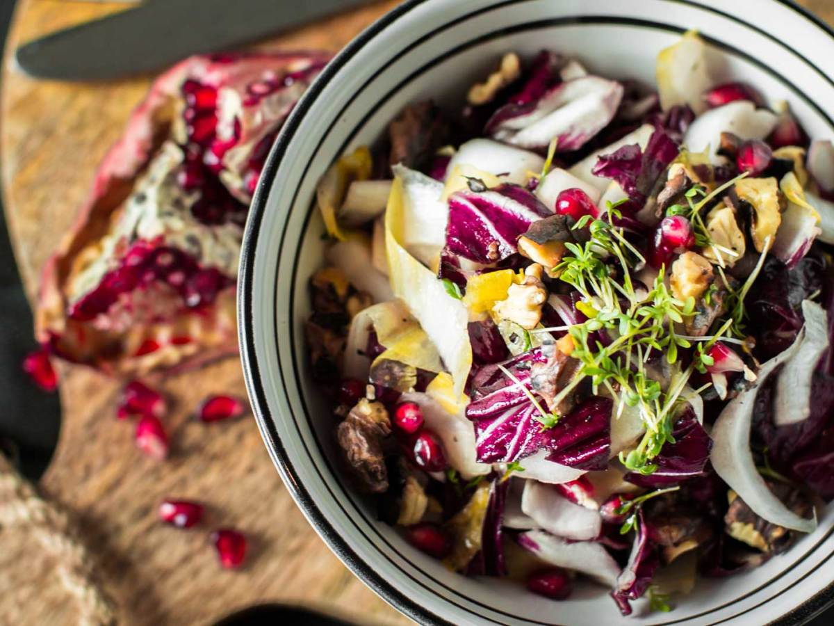 Chicorée-Radicchio-Salat mit Granatapfelkernen