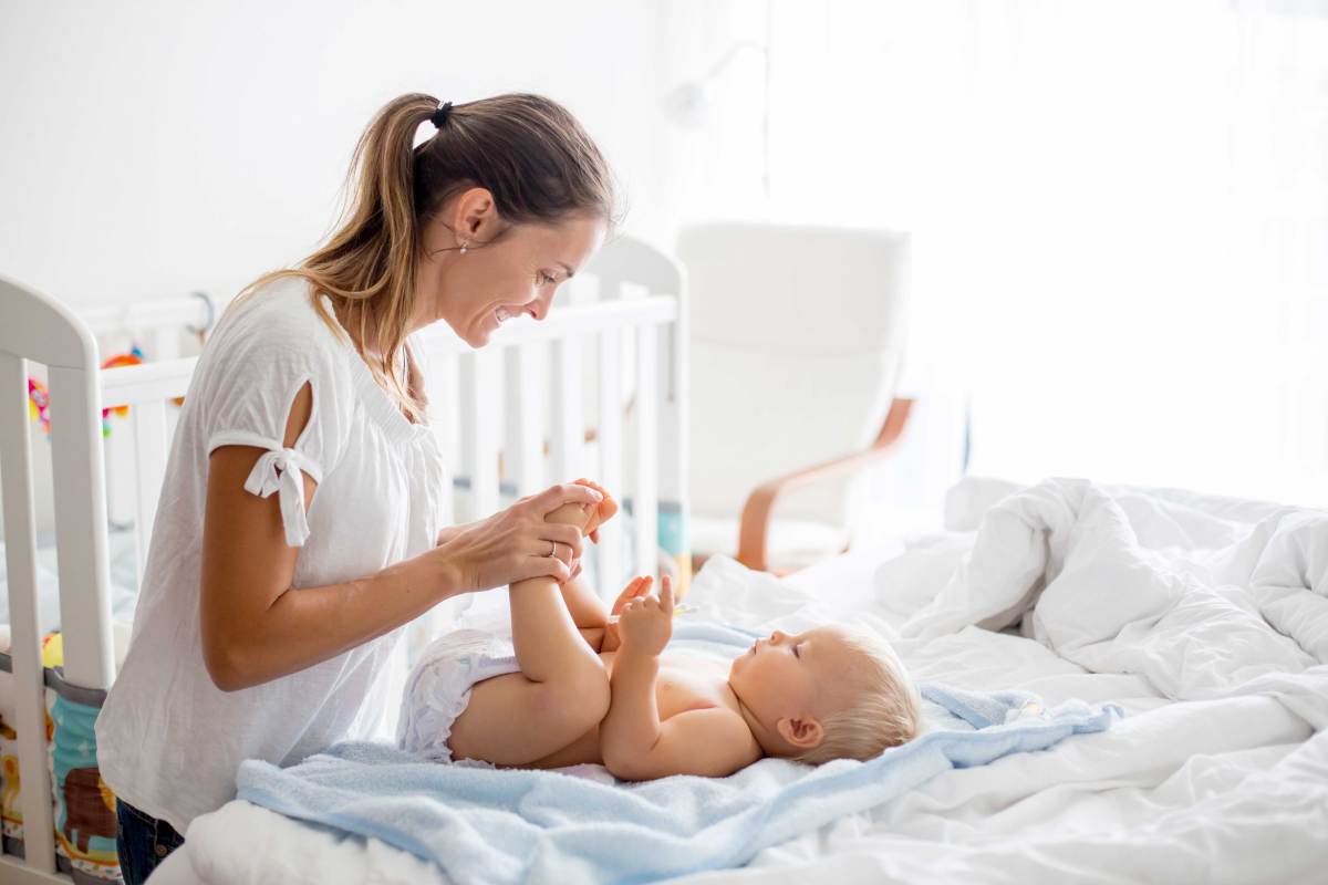 Eltern sprechen den lieben langen Tag mit ihrem Baby. Und das ist auch genau richtig so.