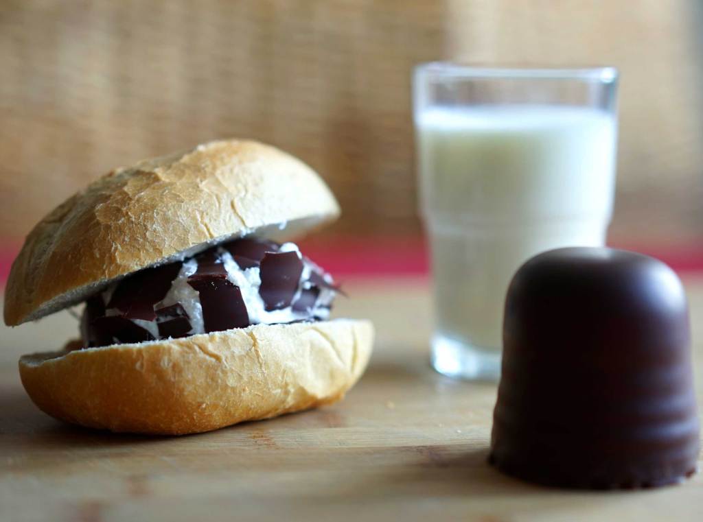 Schokokussbrötchen und Milch im Glas