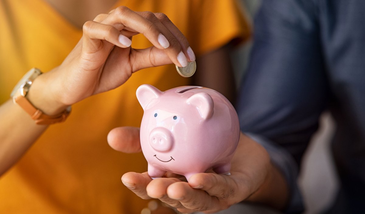 Paar hält ein Sparschwein in der Hand