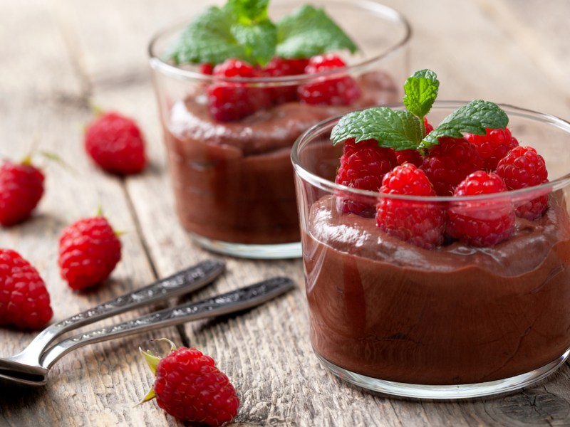 Nachtisch-Schälchen mit Schokocreme und Himbeeren.