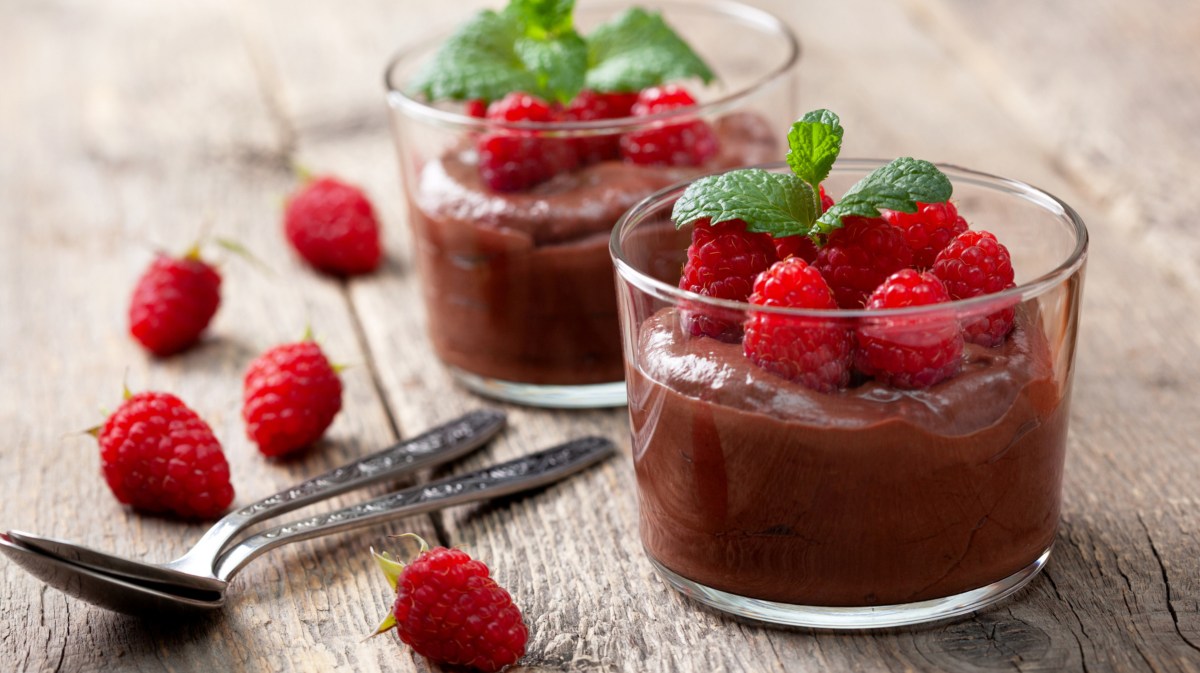 Nachtisch-Schälchen mit Schokocreme und Himbeeren.