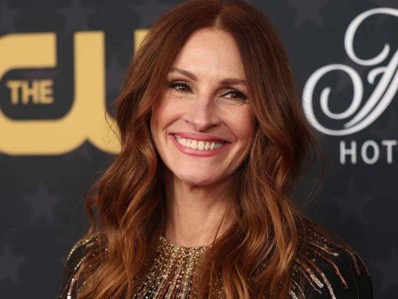 Julia Roberts strahlt auf einem Event.