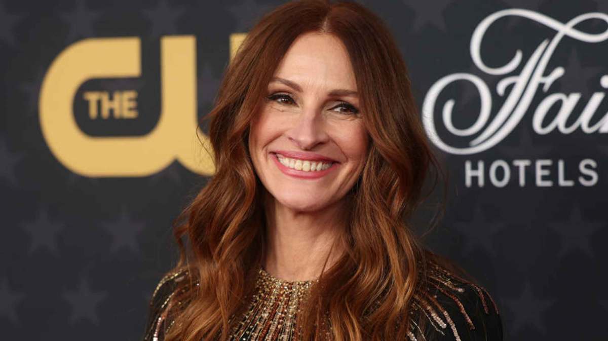 Julia Roberts strahlt auf einem Event.