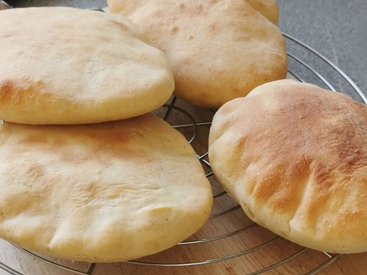 Selbst gebackene Pita Brote auf einem Rost