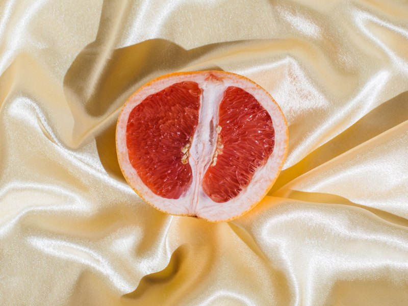 Grapefruit auf glänzender Decke als Symbolbild für vaginaler Orgasmus