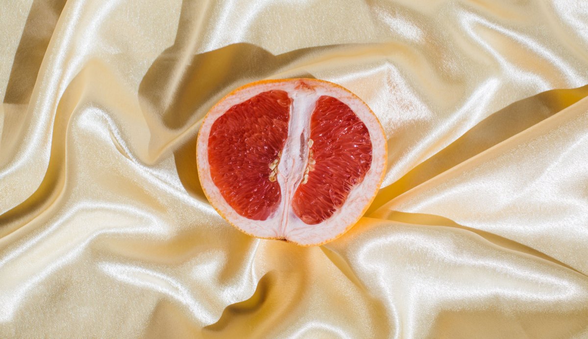 Grapefruit auf glänzender Decke als Symbolbild für vaginaler Orgasmus