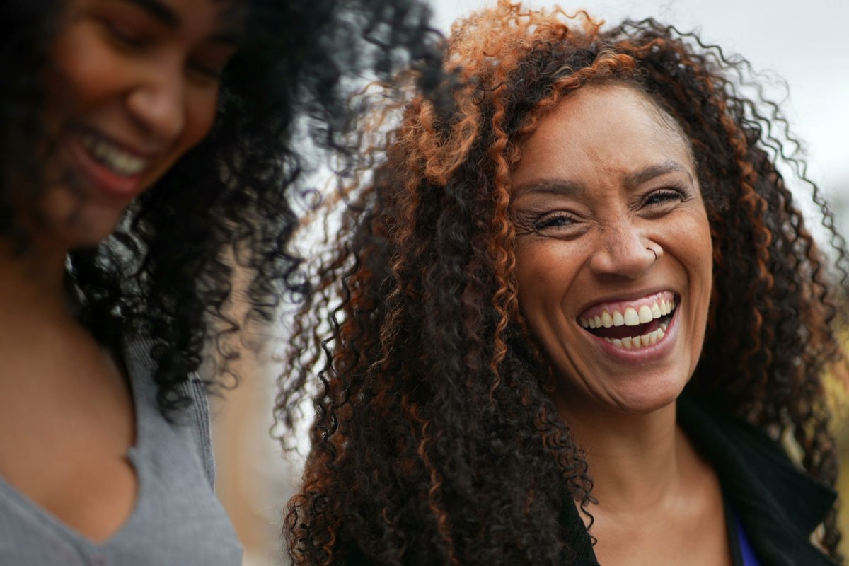 zwei Frauen lachen