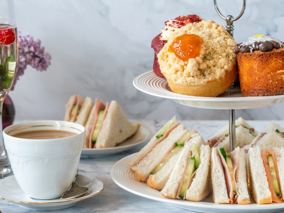 Etagere mit Sandwiches und Küchlein.