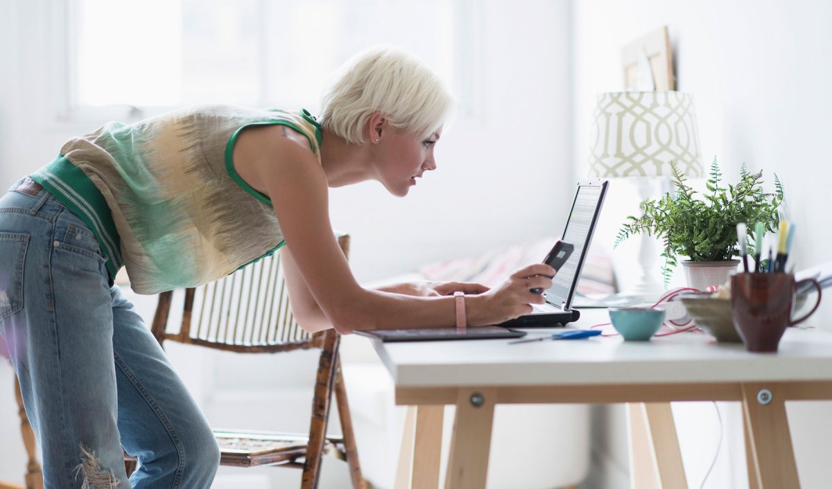 Frau an einem Schreibtisch vor ihrem Laptop