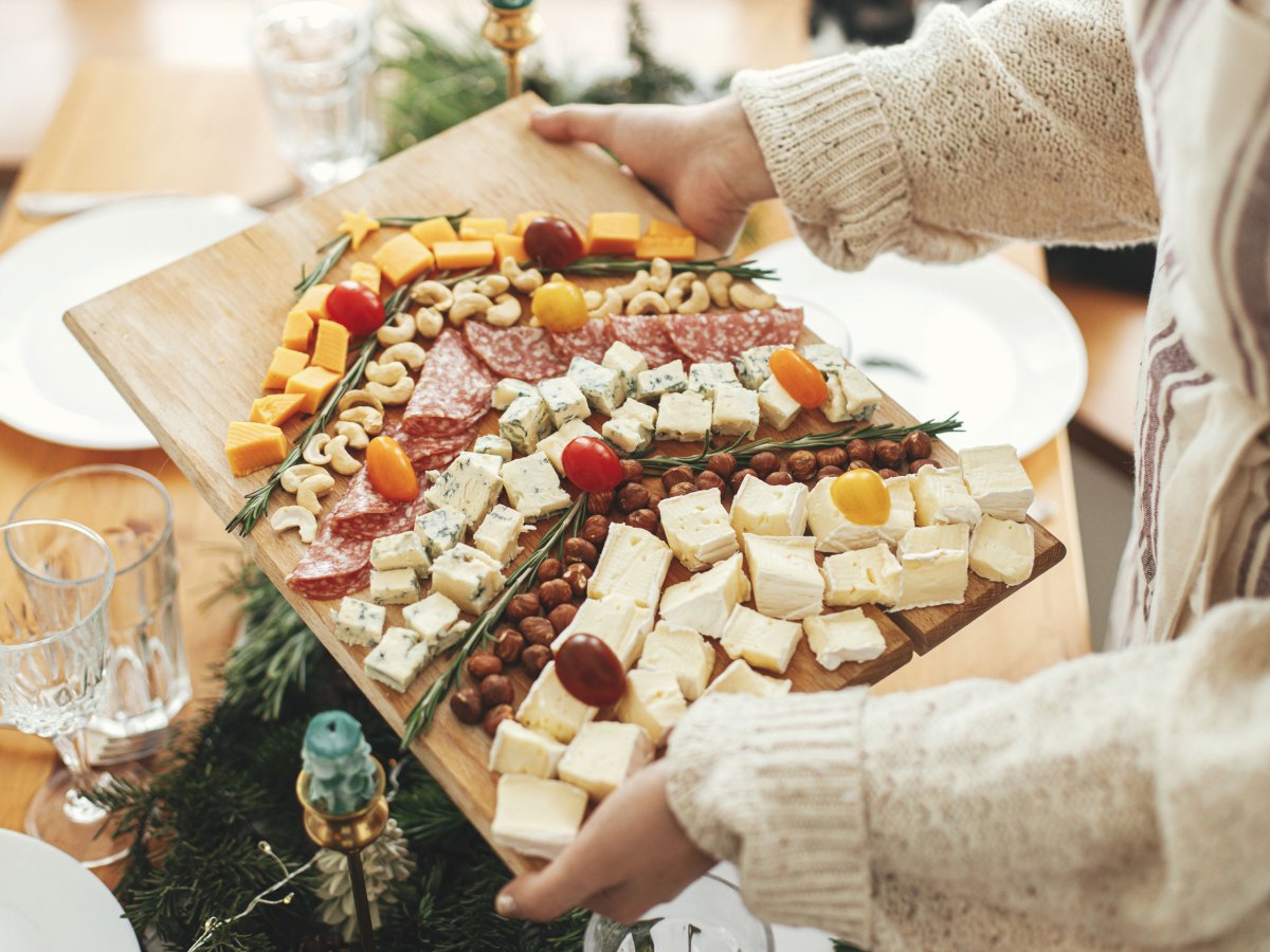 Käsehäppchen und Salami in Form eines Weihnachtsbaums, kreatives Essensarrangement für die Weihnachtsferien.