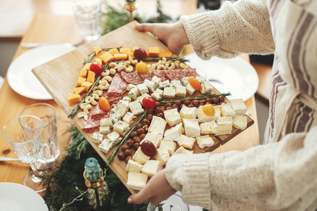 Käsehäppchen und Salami in Form eines Weihnachtsbaums, kreatives Essensarrangement für die Weihnachtsferien.