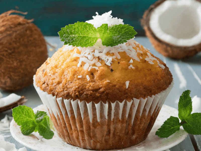 Kokos Muffins auf einem weißen Teller.