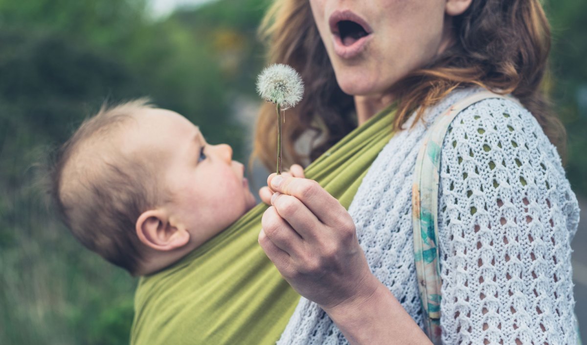 Frau mit Kind und Pusteblume