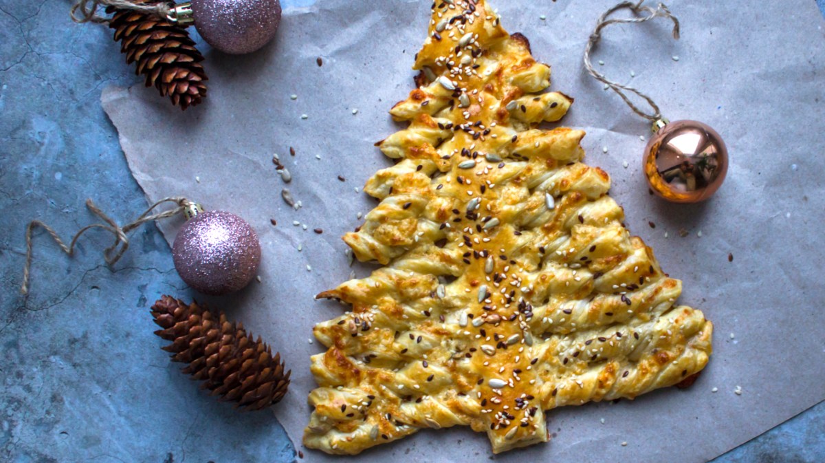 Blätterteig mit Käse in Tannenbaum-Form.