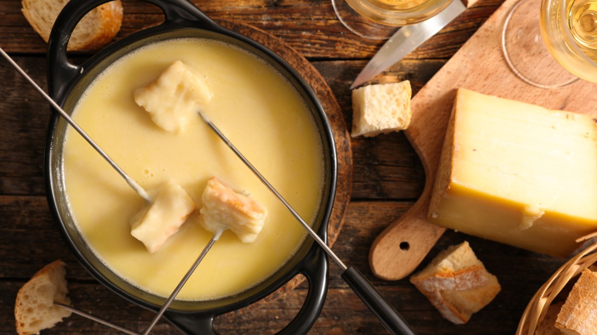 Käsefondue auf Holztisch.