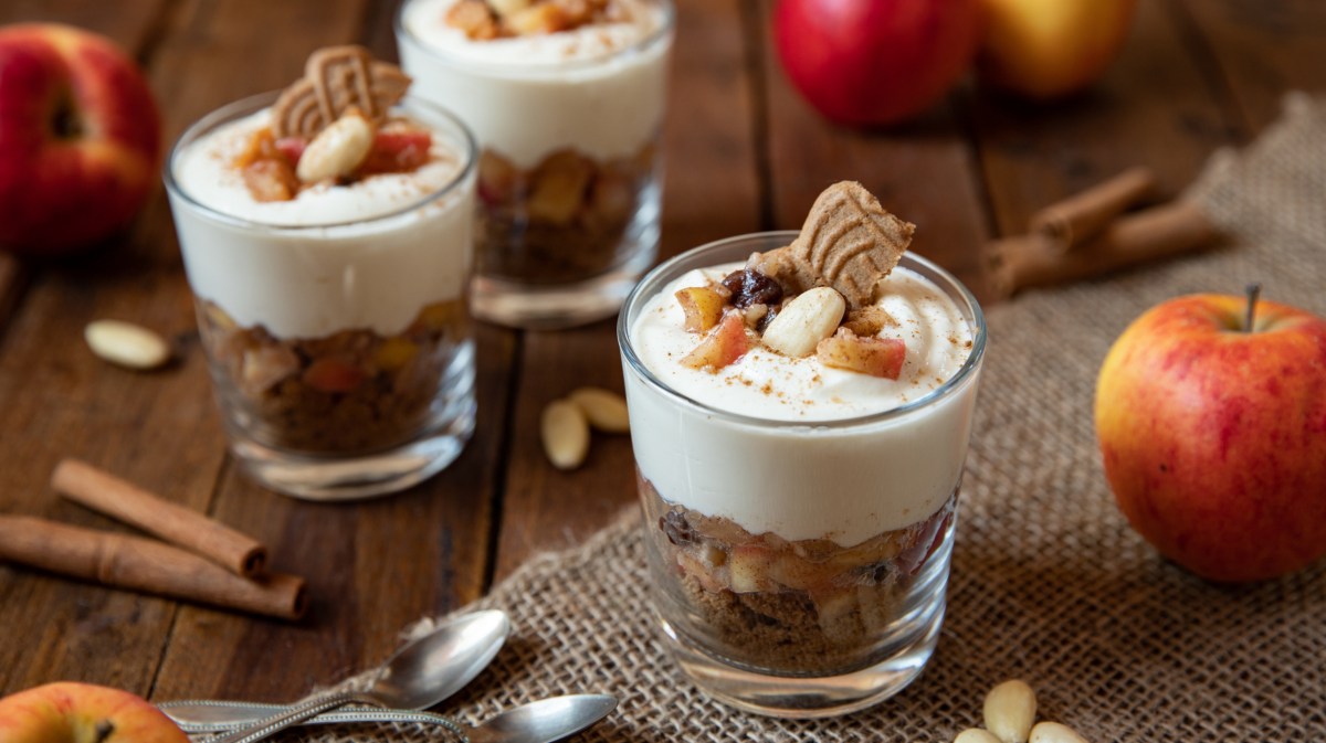 Dessert im Glas mit Äpfeln und Spekulatius.