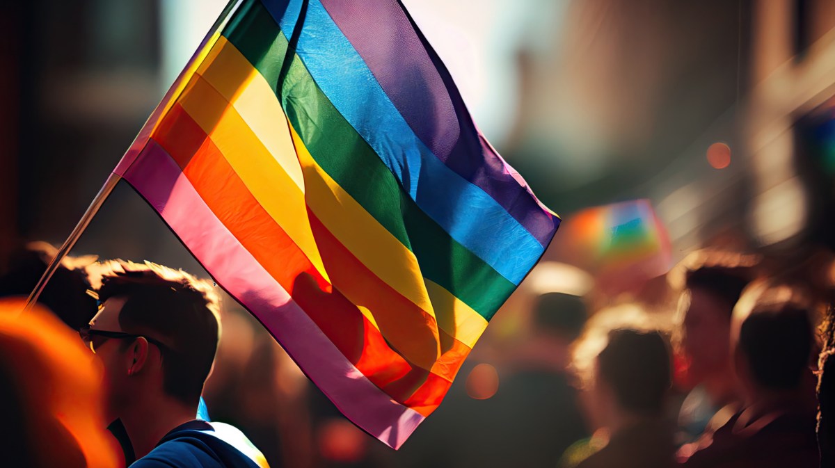 Regenbogenflagge auf Pride-Veranstaltung.