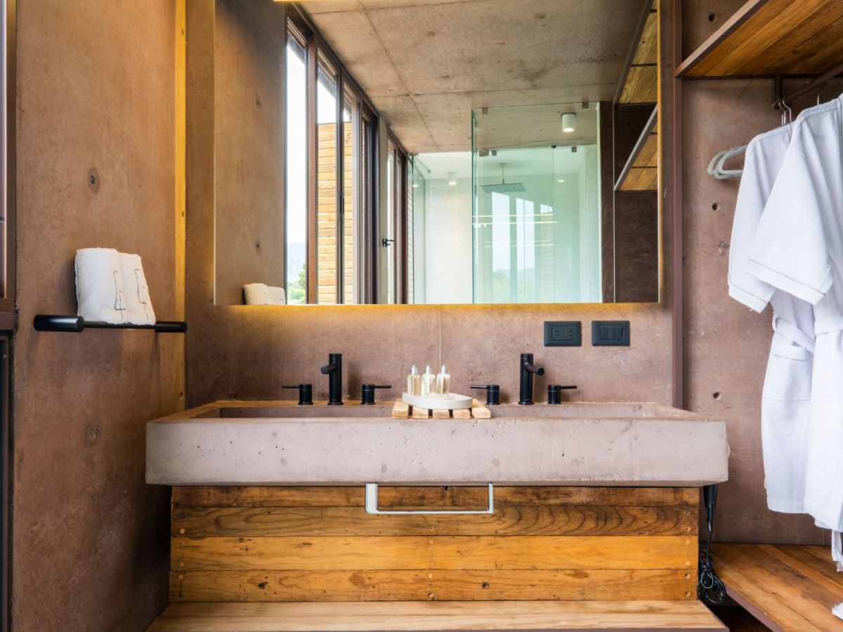 Ein modern eingerichtetes Badezimmer mit Kleiderschrank und Bademänteln