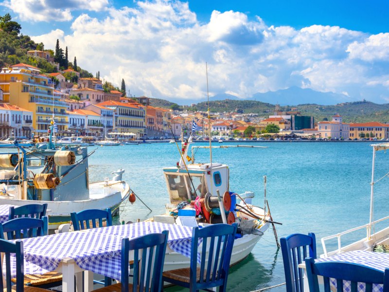 Restaurant am Hafen einer griechischen Stadt