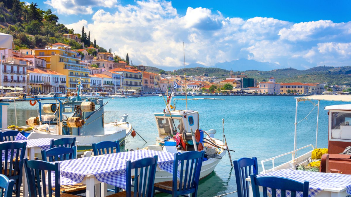 Restaurant am Hafen einer griechischen Stadt