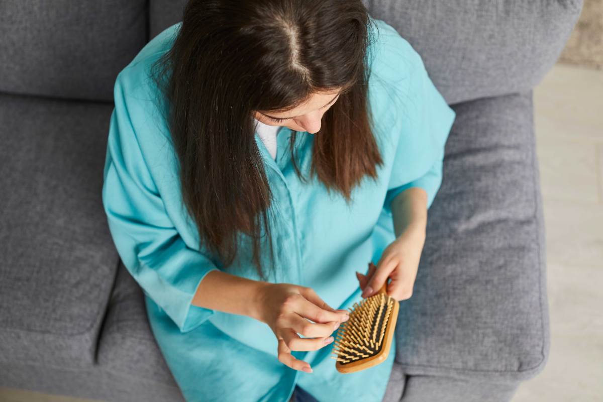 Ein paar Monate nach der Geburt leiden die meisten Frauen an Haarausfall. Warum der normal ist und erst einmal kein Grund zur Sorge, lest ihr bei uns.