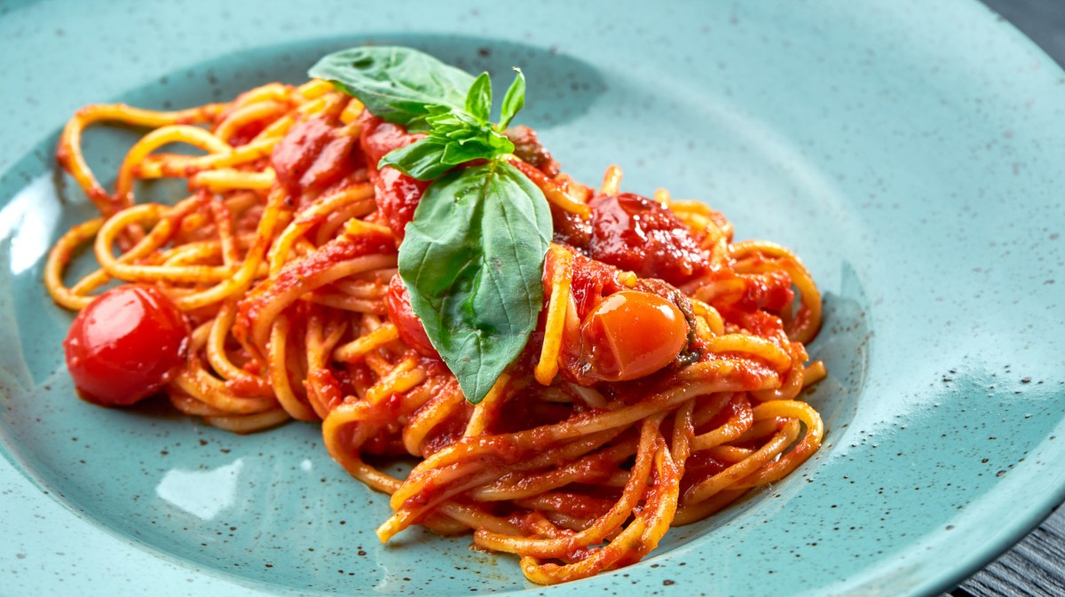 Pasta mit Tomatensoße und Basilikum.