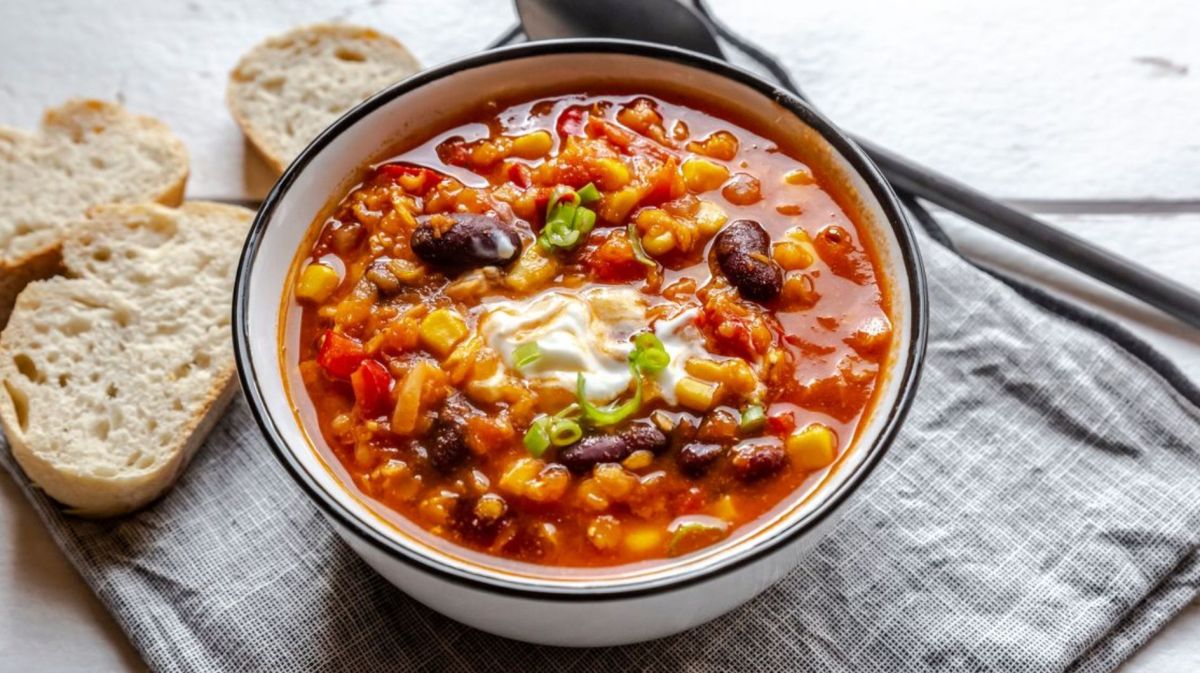 Veganes Chili sin carne in einer weißen Suppenschüssel.