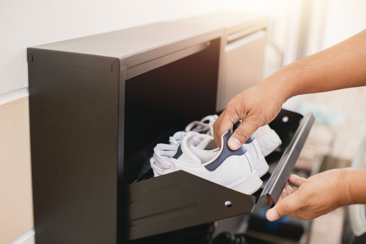 Frau, die ihre Schuhe täglich wechselt.