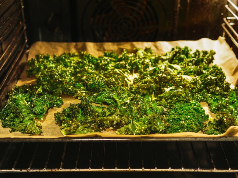 Ofen mit Blech, auf dem Grünkohlchips gebacken werden