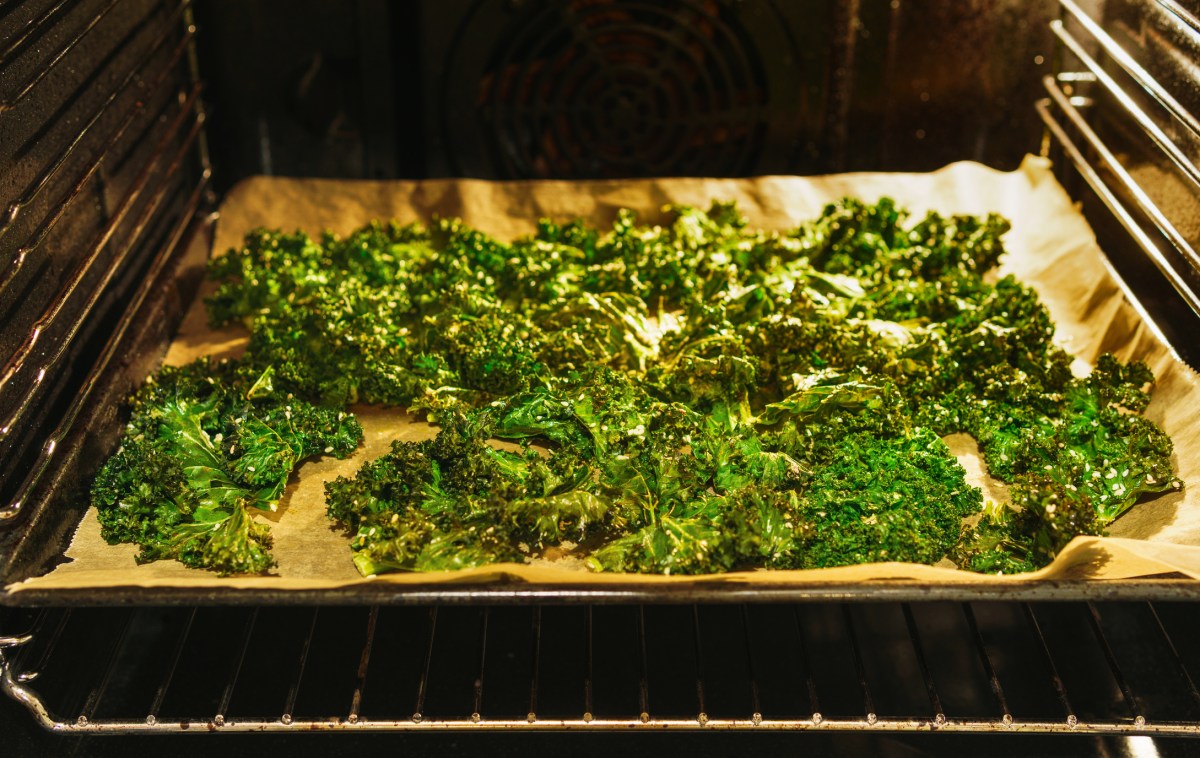 Ofen mit Blech, auf dem Grünkohlchips gebacken werden