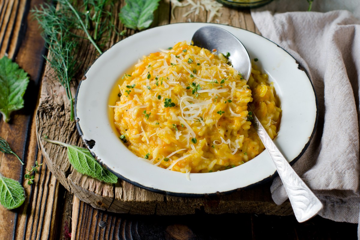 Ein Teller mit cremigen Kürbis-Risotto