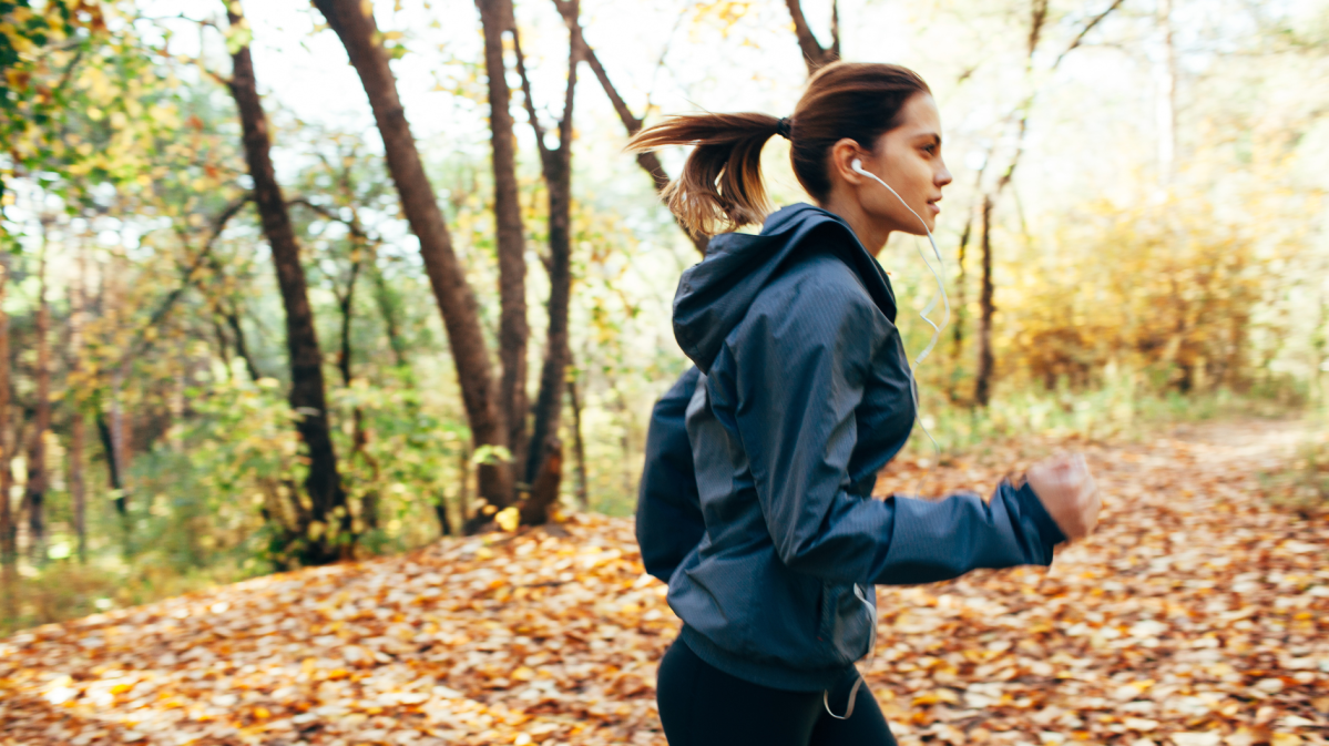 Frau im Wald, die am Joggen ist.