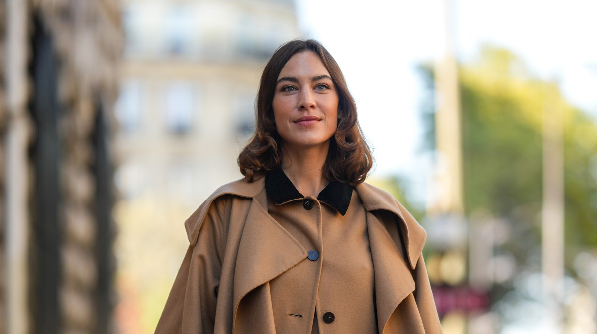 Alexa Chung mit einem angesagten Bob-Haarschnitt in Wellen gelegt.