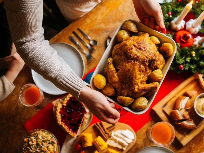 Weihnachtlich gedeckter Tisch mit Gans und Rotkohl.