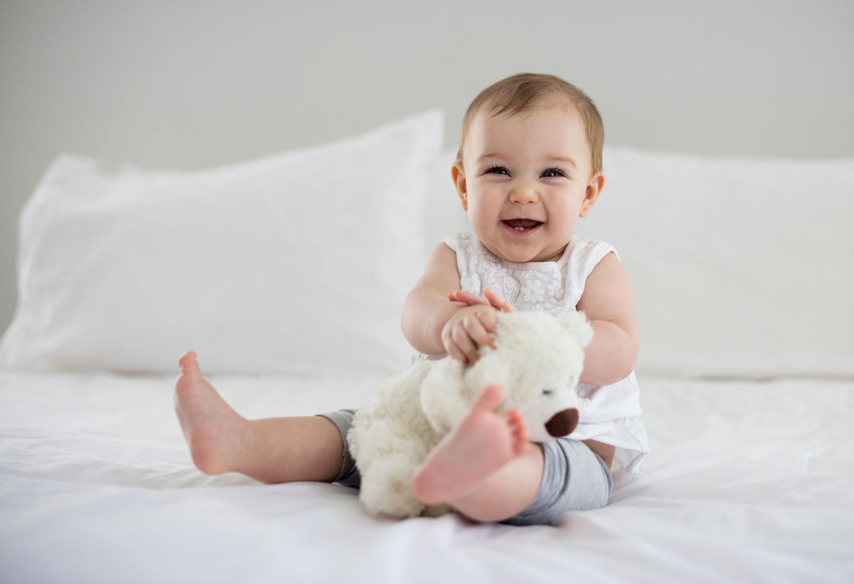 Etwa ab dem 6. Monat fangen Babys an zu sitzen.