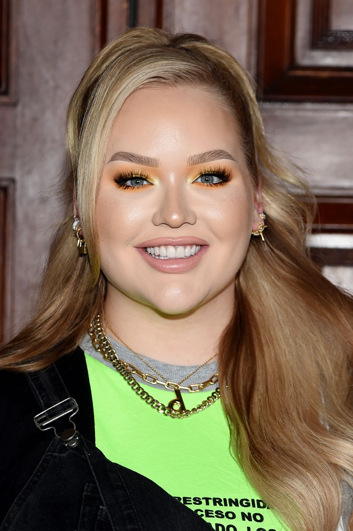 Nikkietutorials outet sich als Transgender