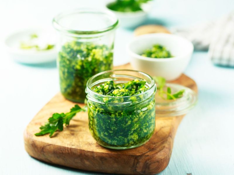 So einfach könnt ihr Pesto selber machen