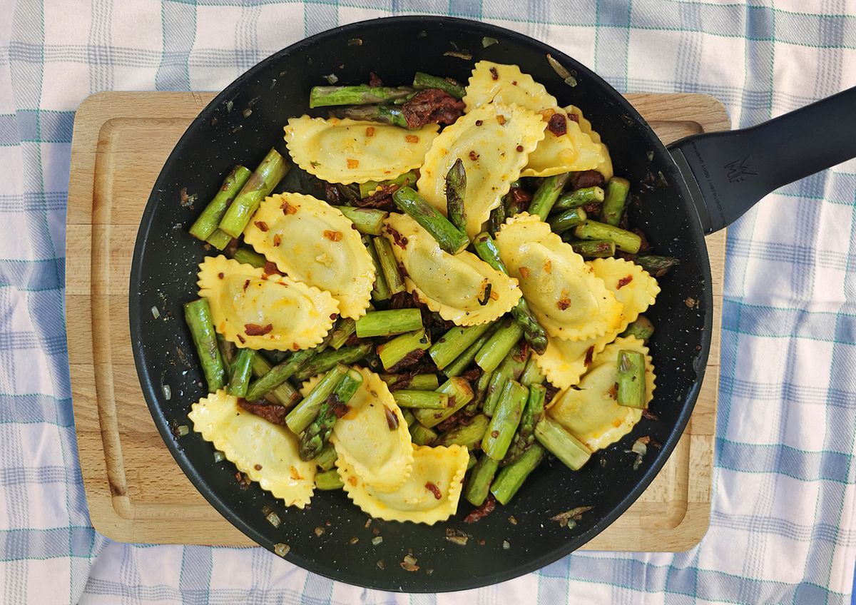 Ravioli-Pfanne mit grünem Spargel