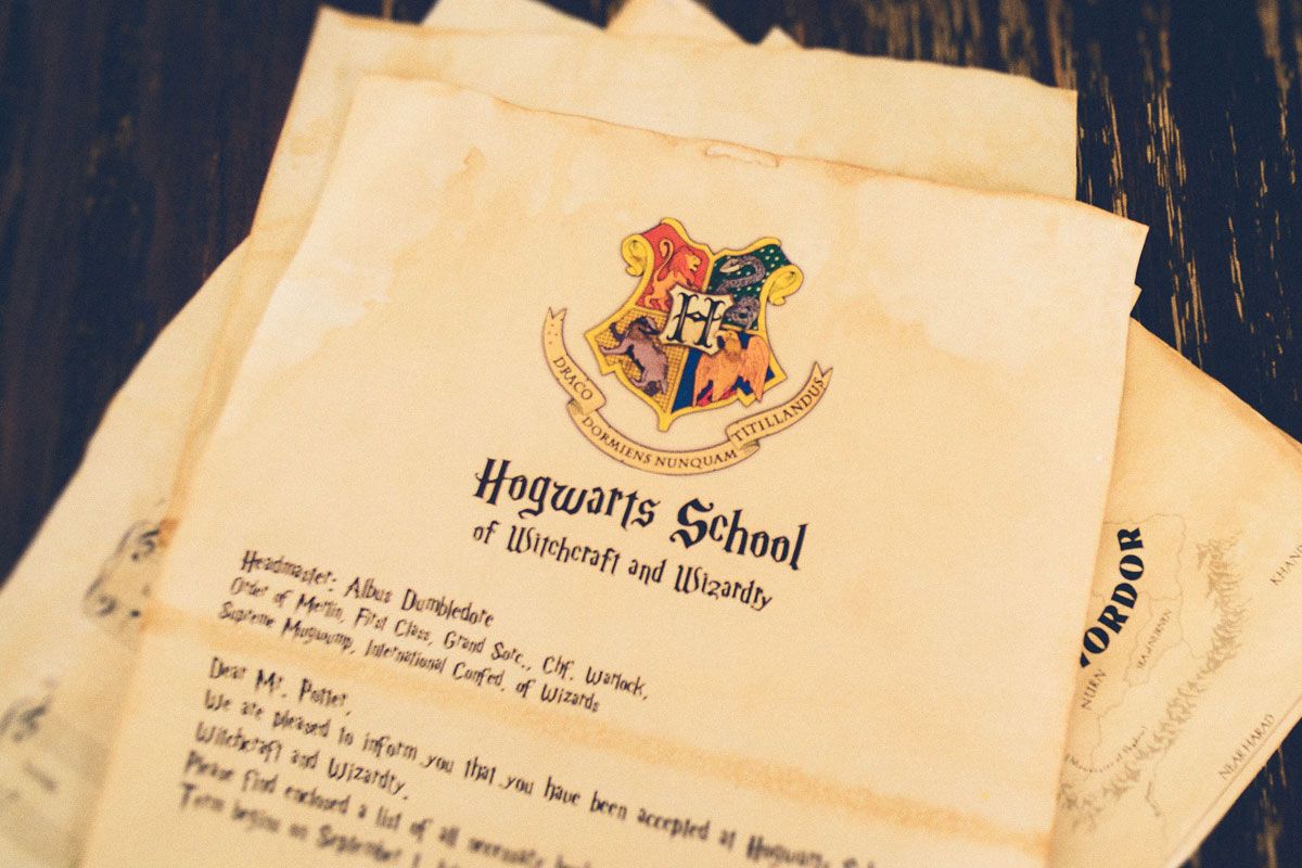 Buchseite, auf der Infos über Hogwarts.