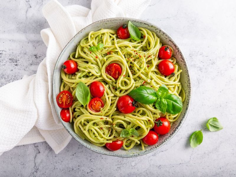 Spaghetti mit Avocado-Pesto: In unter 20 Minuten fertig!