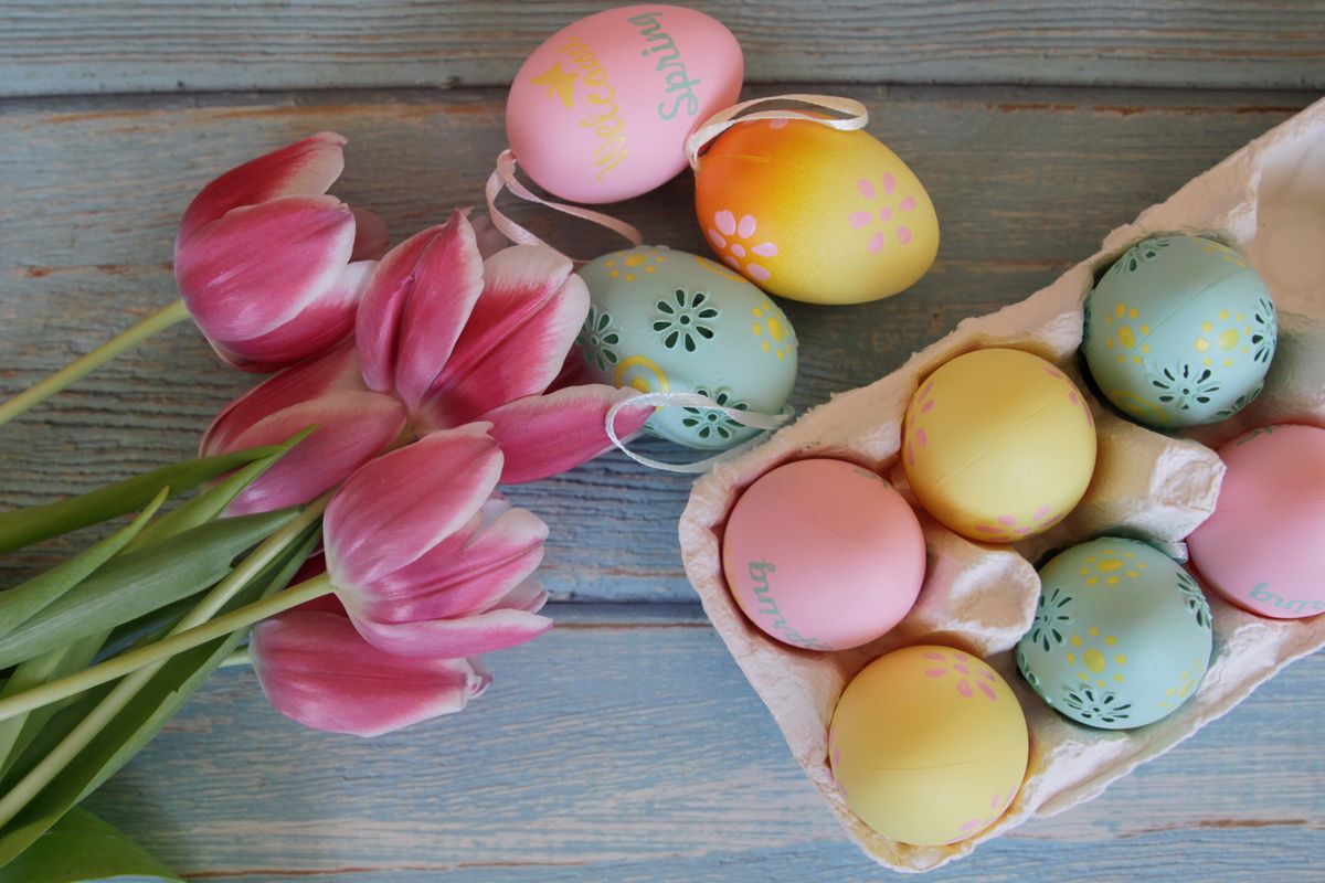 Eier richtig ausblasen: So gelingt eure Osterdeko