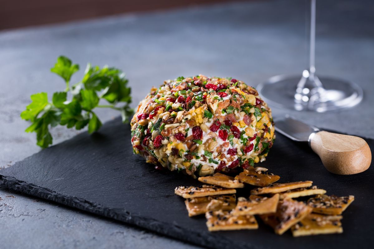 Selbstgemachter Brotaufstrich: Spinat-Artischocke-Feta-Kugel