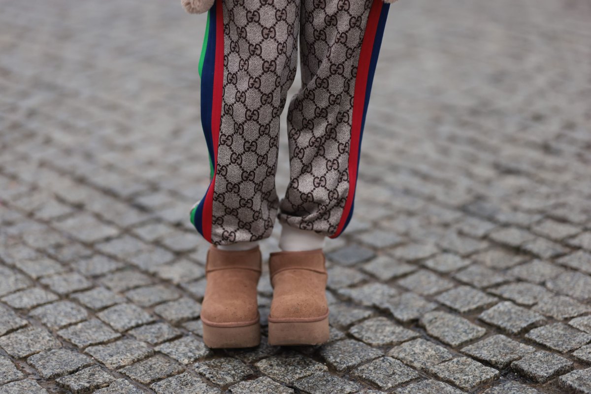 Frau, die eine bunte Jogginghose auf der Straße trägt.