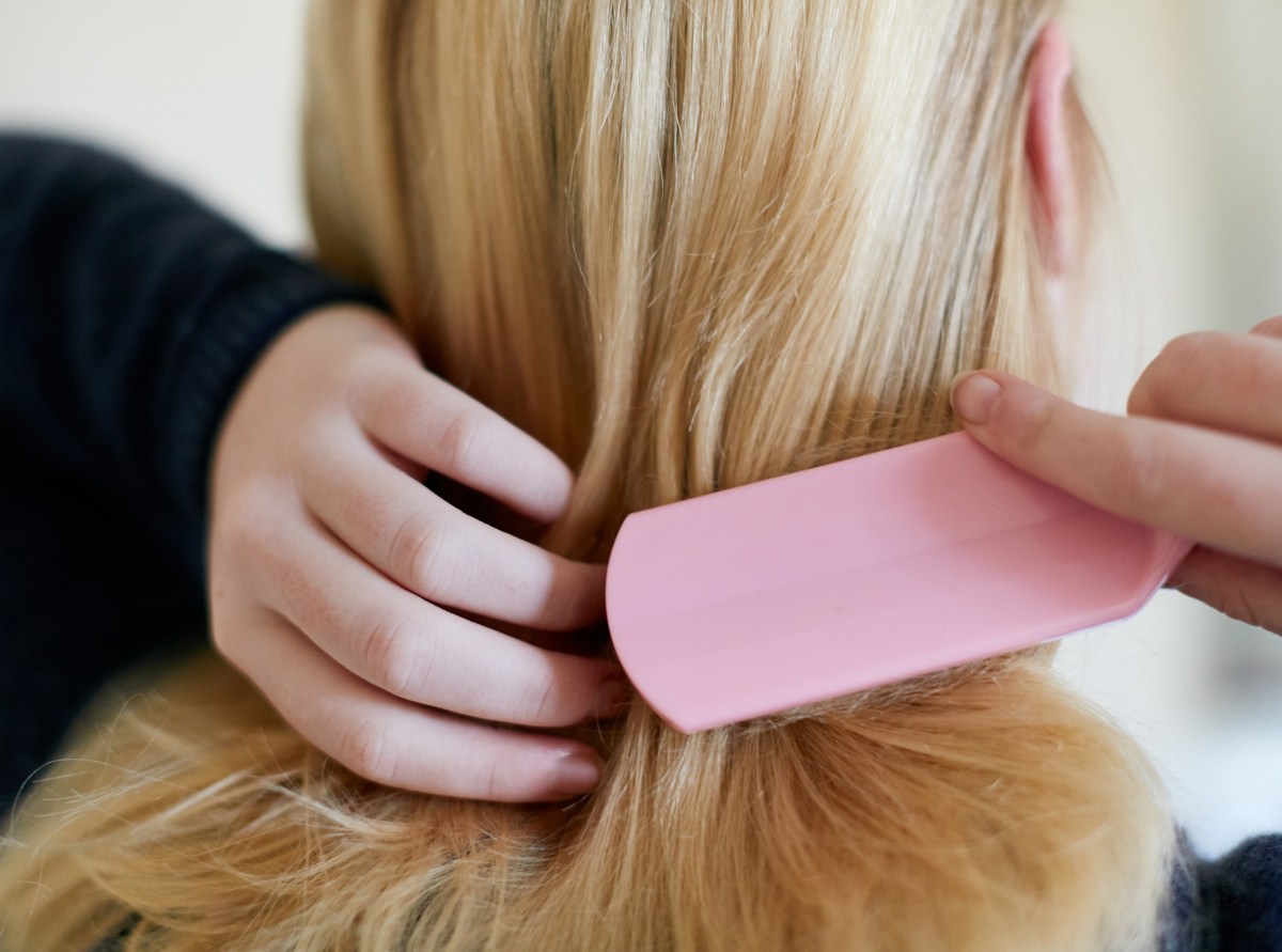 Frau bürstet sich die Haare