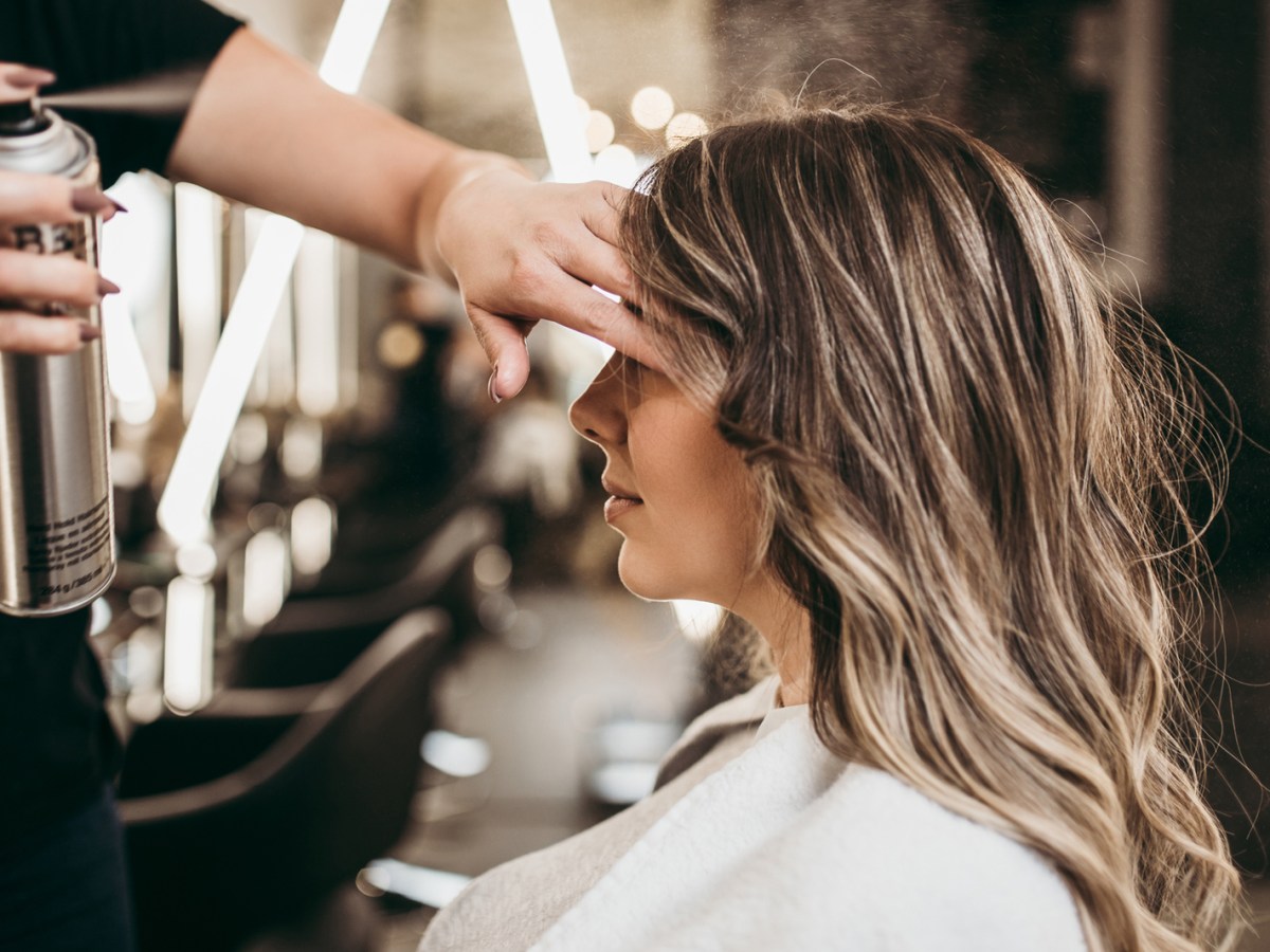 Frau sitzt beim Friseur