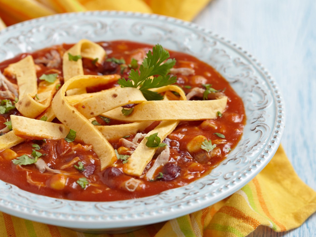 Mexikanische Suppe mit Bohnen, Mais und Tortillas.